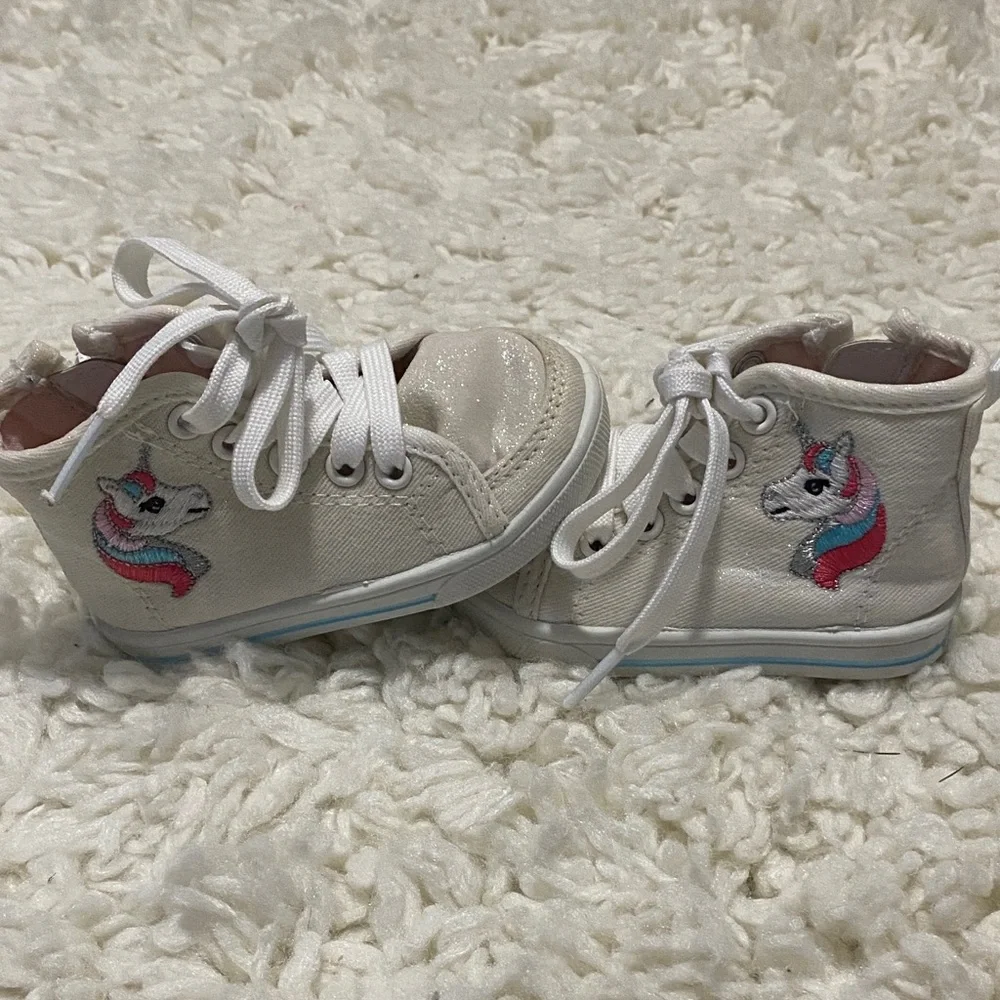 Carters baby girl size 4 Unicorn Embroidered white glittery High-Top Sneakers
